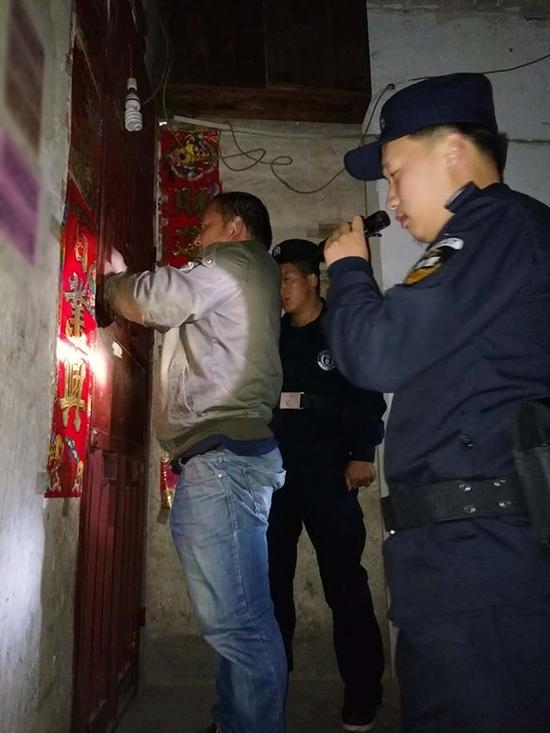 钱相街道粗心妈妈误将幼女锁家中 
